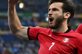 巴黎圣日耳曼训练开放日；转会期扳平良机引欢呼；欧篮联在即；资深球员宣示担当的简单介绍-LOL比赛竞猜