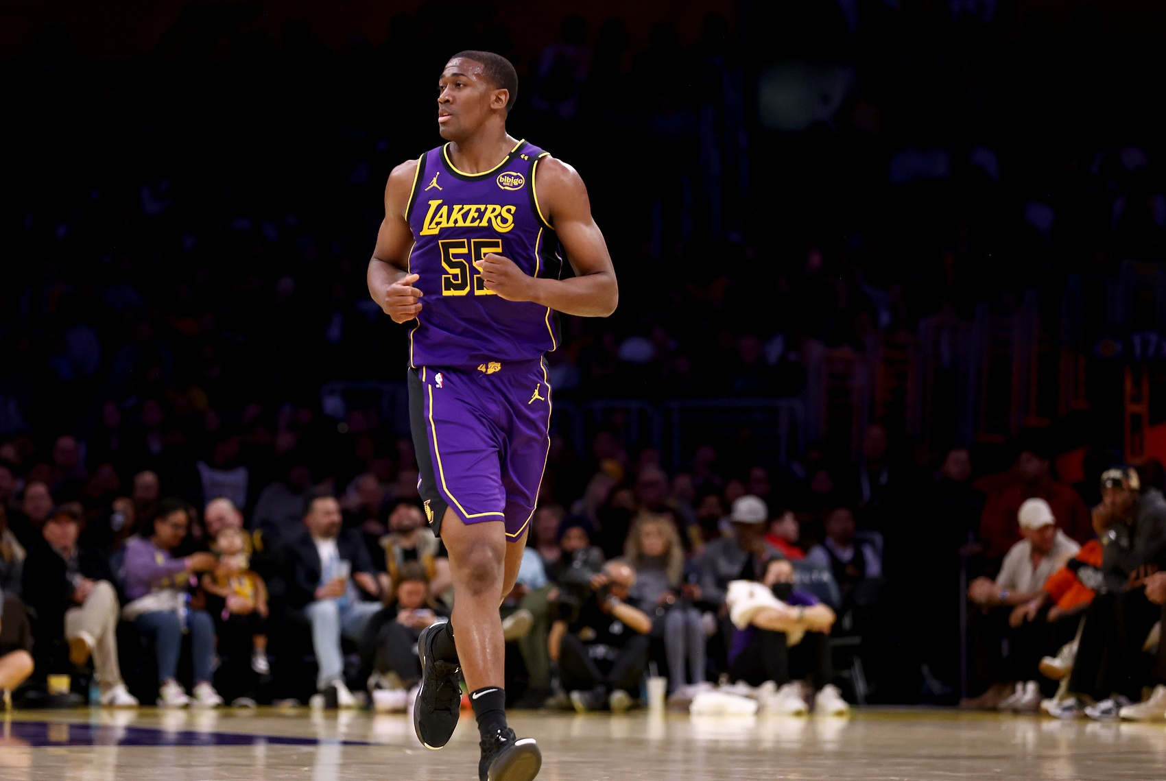 集结日NBA季后赛焦点战；洛杉矶湖人调整名单；态度坚定；更衣室氛围转暖的简单介绍